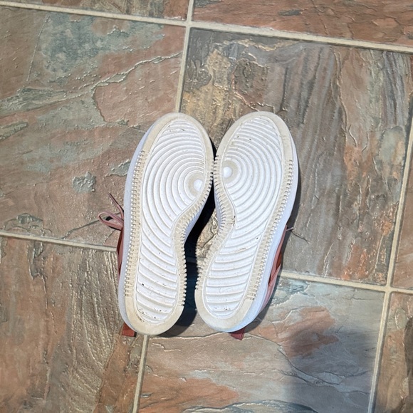 Womens 8 Nike Pink Sneakers - Picture 6 of 8